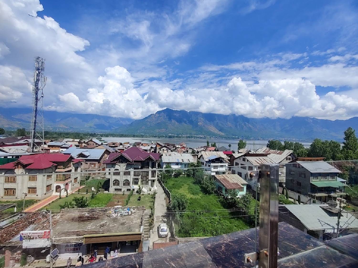 luxury hotel in Shrinagar